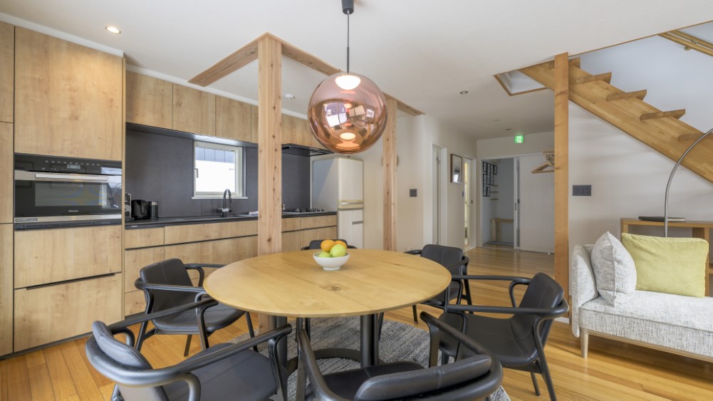 Nature Chalet - Comfortable living and dining area